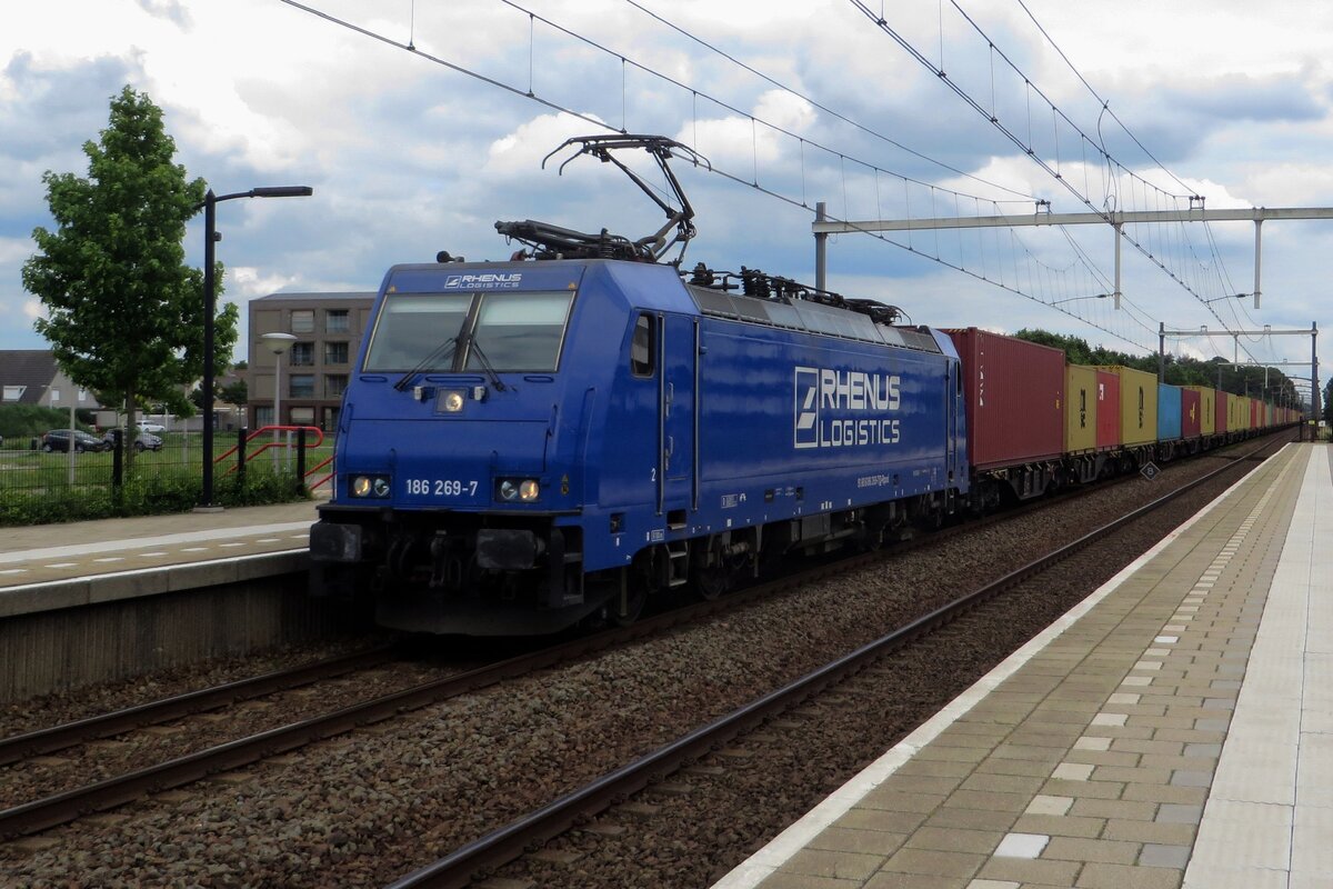 Crossrail/Rhenus 186 269 schleppt der Neuss-KLV durch Tilburg-Reeshof am 7 Juli 2021.