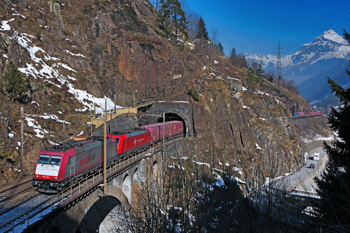 Crossrails Lokomotiven 185 593-1 und 185 595-6 befahren mit einem Containerzug die untere Meienreussbrücke in Wassen.Bild vom 18.2.2015