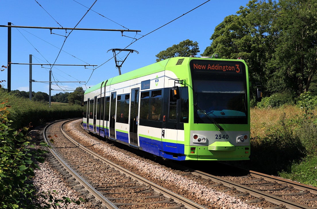 Croydon Tw 2540, Gravel Hill, 23.08.2016. Die Verwandtschaft mit der Kölner Serie 4000 ist unverkennbar.