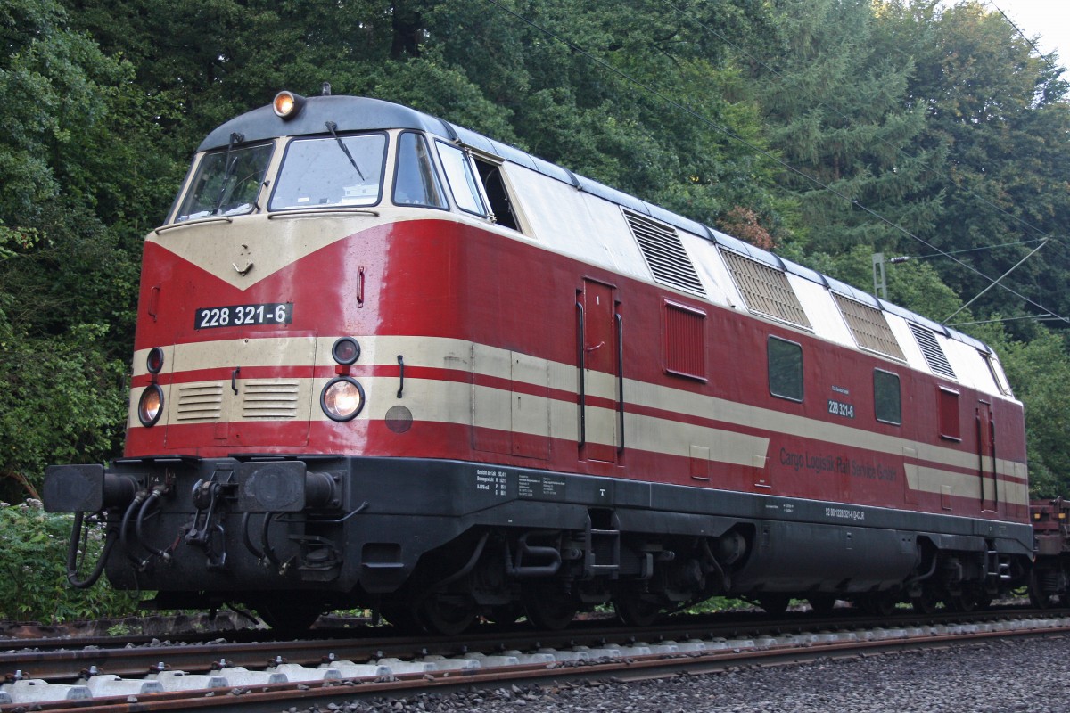 CRS 228 321 am 13.8.13 mit einem Schotterzug bei der Baustelle zwischen Essen-Werden und Essen-Hügel.