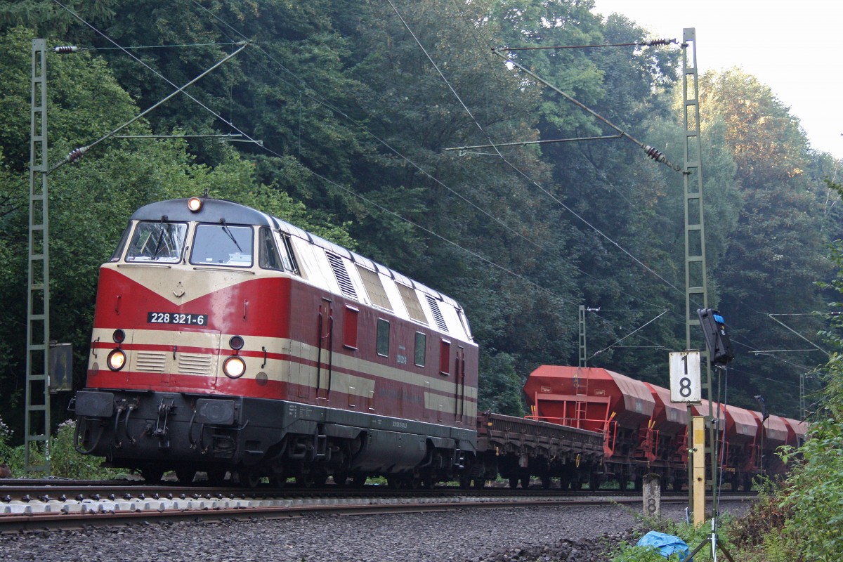 CRS 228 321 am 13.8.13 mit einem Schotterzug bei der Baustelle zwischen Essen-Werden und Essen-Hügel.