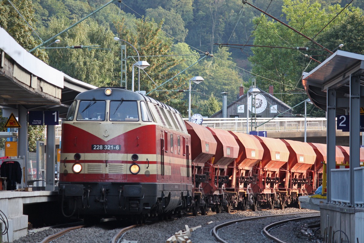 CRS 228 321 am 20.8.13 mit einem Schotterzug in Essen-Werden.