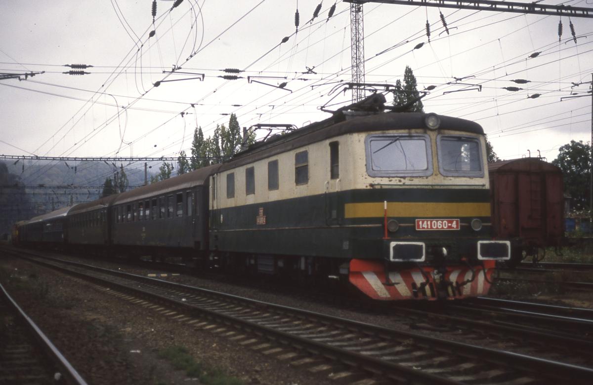 CSD 141060 fährt am 7.10.1992 in Decin mit Zug 9637 um 13.25 Uhr nach Ust nad Labem aus.