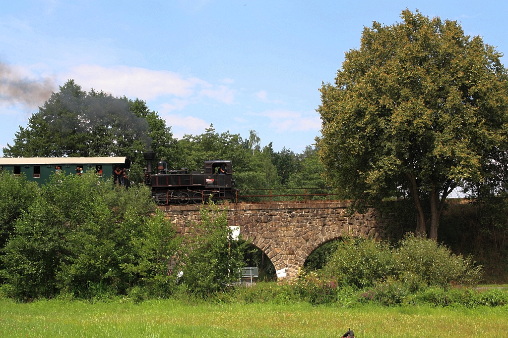 CSD 310 093 (CZ-CD 90 54 3100 093-4) am 29.Juli 2018 vor dem Sonderzug von Slavonice nach Telc kurz nach der Haltestelle Dolni Bolikov.