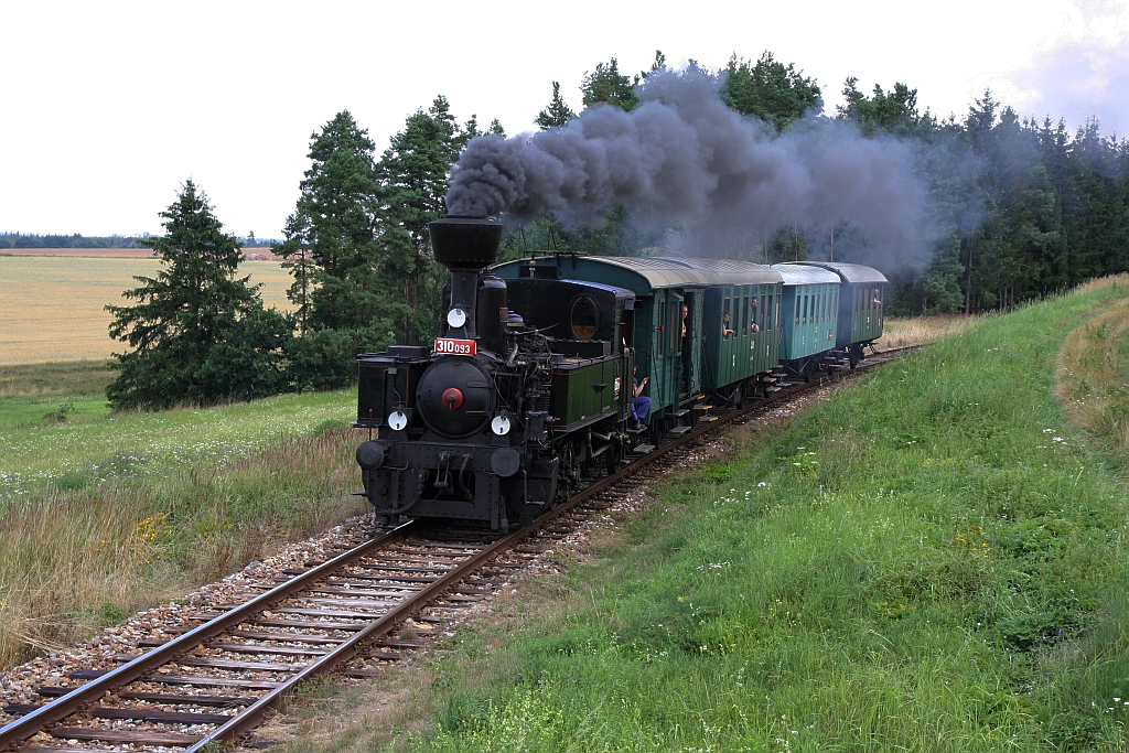 CSD 310 093 (CZ-CD 90 54 3100 093-4) am 29.Juli 2018 vor dem 2. Sonderzug von Telc nach Slavonice kurz vor der Haltestelle Urbanec.