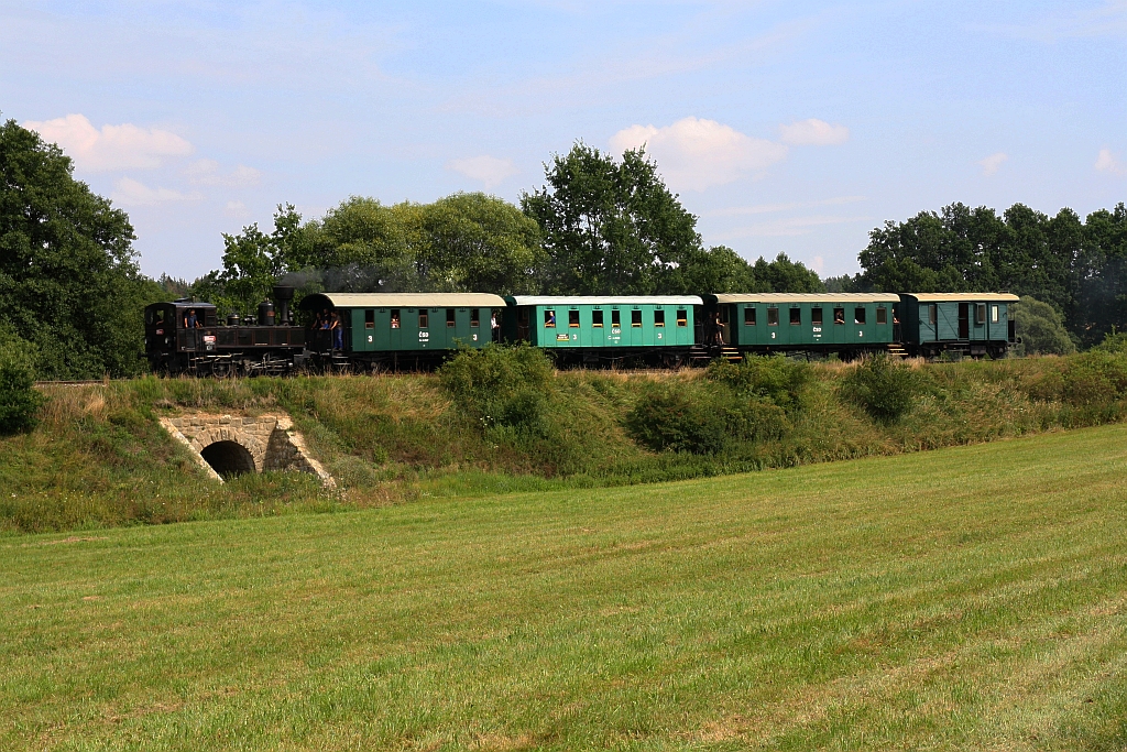 CSD 310 093 (CZ-CD 90 54 3100 093-4) am 29.Juli 2018 mit dem 2. Sonderzug von Slavonice nach Telc bei Mutisov.