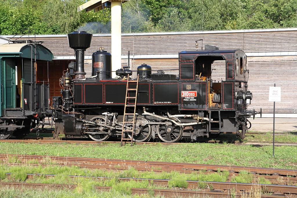 CSD 310 093 (CZ-CD 90 54 3100 093-4) wird am Abend des 09.August 2019 im Bahnhof Telc für die Sonderfahrten der nächsten beiden Tage angeheizt.
