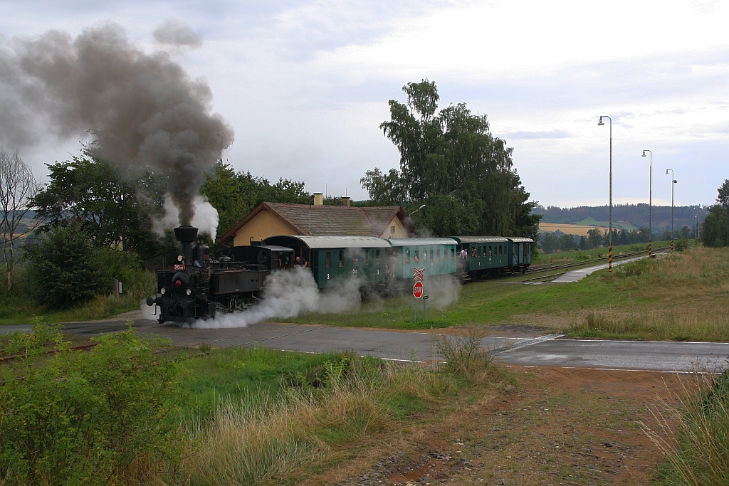 CSD 310 093 (CZ-CD 90 54 3100 093-4) fährt am 10.August 2019 mit dem Os 11586 (Telc - Trest) aus dem Bahnhof Sedlejov.