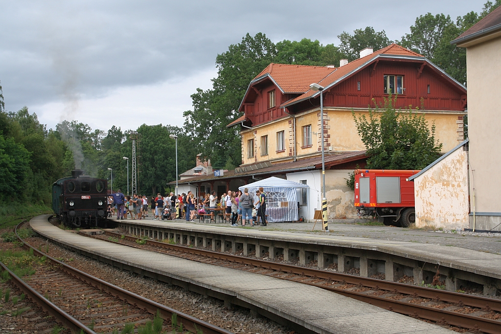 CSD 310 093 (CZ-CD 90 54 3100 093-4) am 10.August 2019 mit dem Os 11587 (Kostelec u Jihlavy - Telc) im Bahnhof Trest.