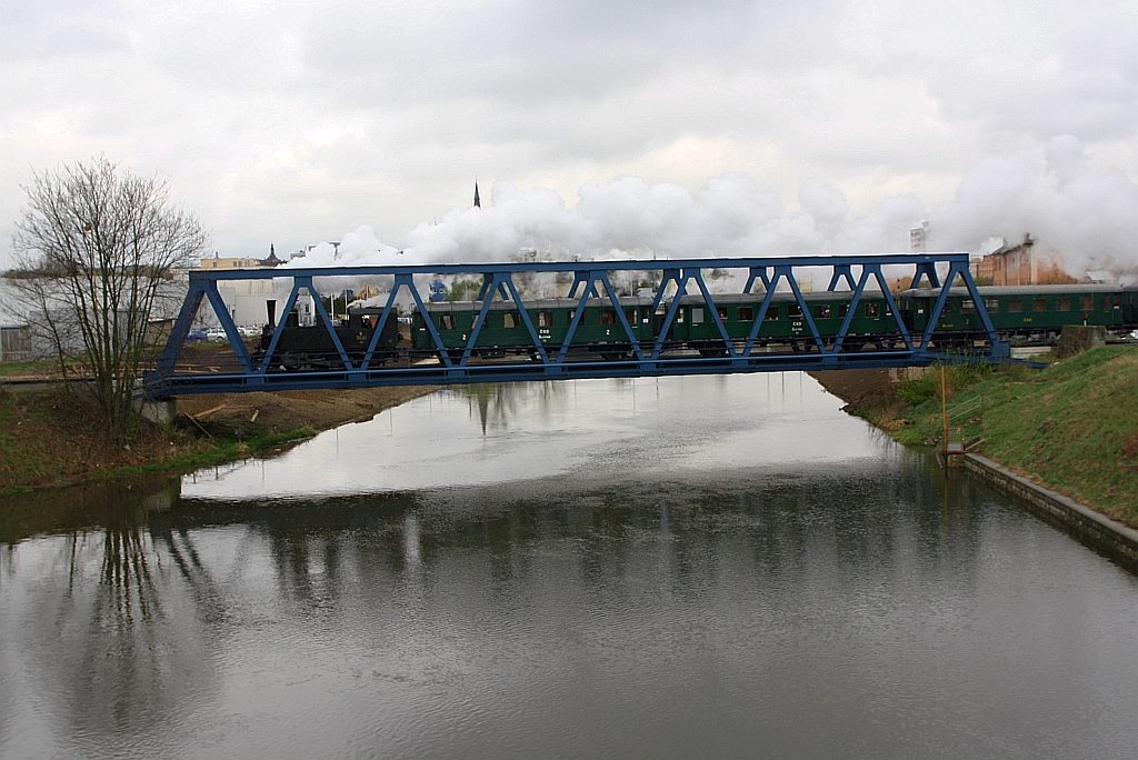 CSD 314 303 (CD 90 54 3143 003-2) am 06.April 2019 mit dem Os 10819 (Olomouc hl.n. – Olomouc-Repcin) in Olmütz auf der Brücke über die March.
