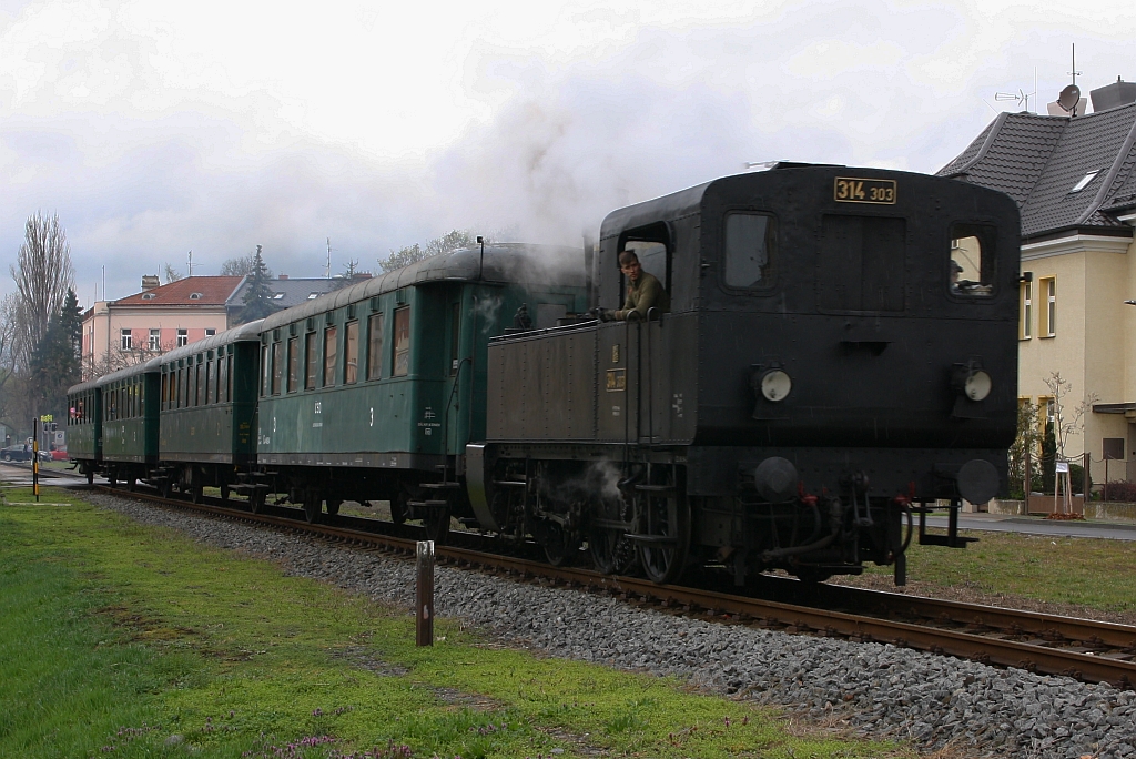 CSD 314 303 (CD 90 54 3143 003-2) am 06.April 2019 mit dem Os 10818 (Olomouc-Repcin - Olomouc hl.n.) kurz nach der Haltestelle  Olomouc Smetanovy sady.