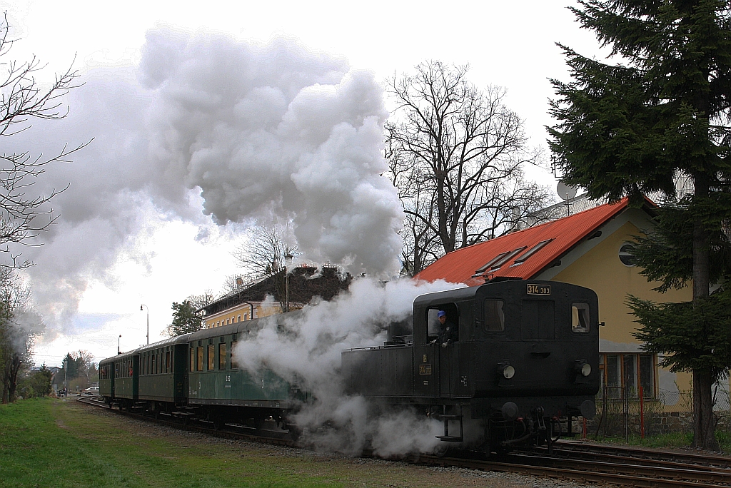CSD 314 303 (CD 90 54 3143 003-2) fährt am 06.April 2019 mit dem Os 10820 (Olomouc-Repcin - Olomouc hl.n.)  aus dem Bahnhof Olomouc Mesto.