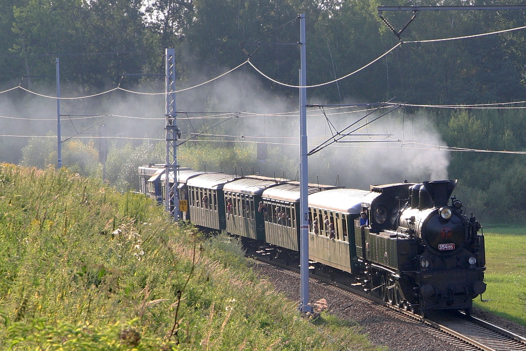 CSD 354 195 (UIC-Nr.: CZ-CD 90 54 3541 095-6) mit dem Sonderzug von Ceske Budejovice nach Trebon am 03.August 2018 kurz vor dem Bahnhof Ceske Velenice.