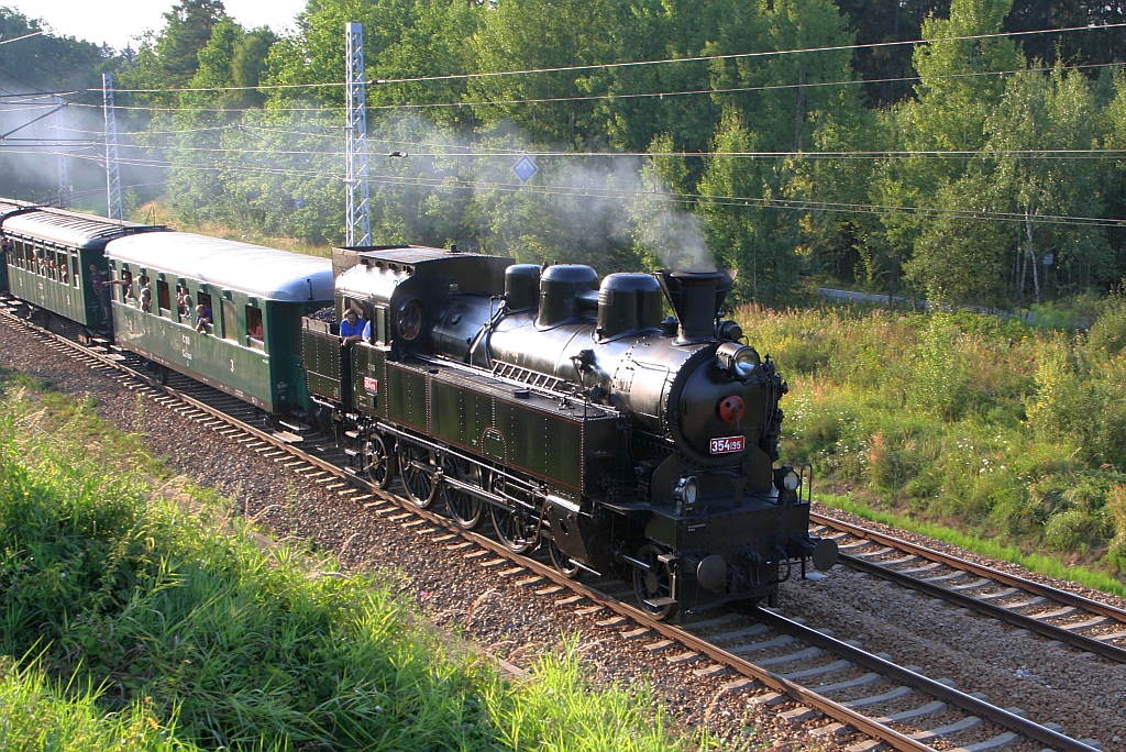 CSD 354 195 (UIC-Nr.: CZ-CD 90 54 3541 095-6) vor dem Sonderzug von Ceske Budejovice nach Trebon am 03.August 2018 kurz vor dem Bahnhof Ceske Velenice.