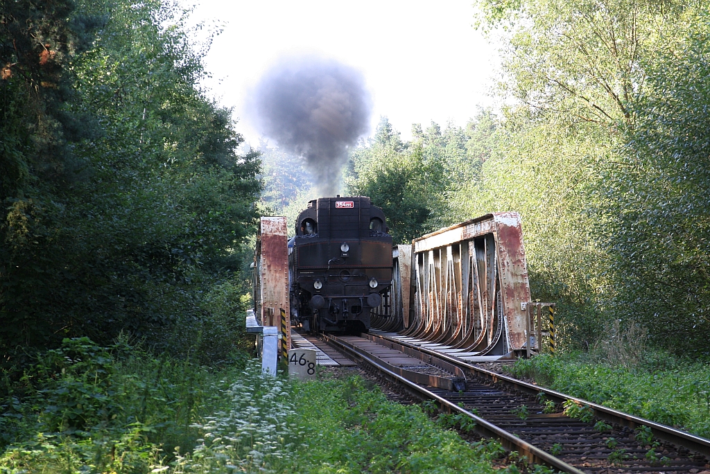 CSD 354 195 (UIC-Nr.: CZ-CD 90 54 3541 095-6) am 04.August 2018 vor dem Os 28450 (Trebon - Veseli nad Luznici) kurz nach der Haltestelle Frahelz.