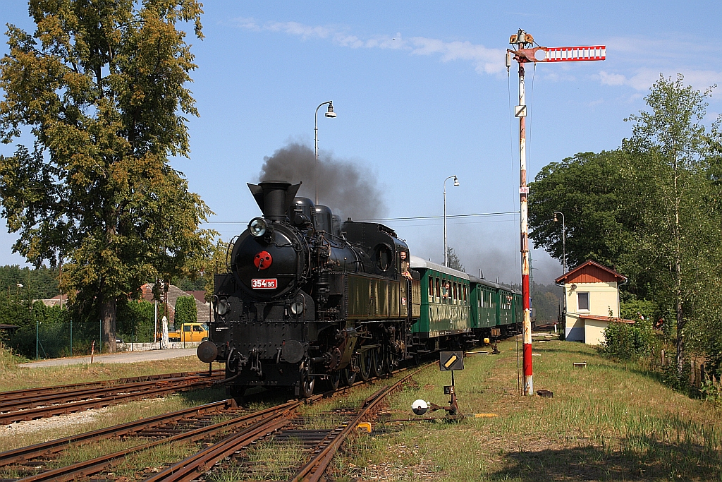 CSD 354 195 (UIC-Nr.: CZ-CD 90 54 3541 095-6) fährt am 04.August 2018 mit dem Os 28451 (Veseli nad Luznici - Ceske Velenice) in den Bahnhof Suchdol nad Luznice ein.