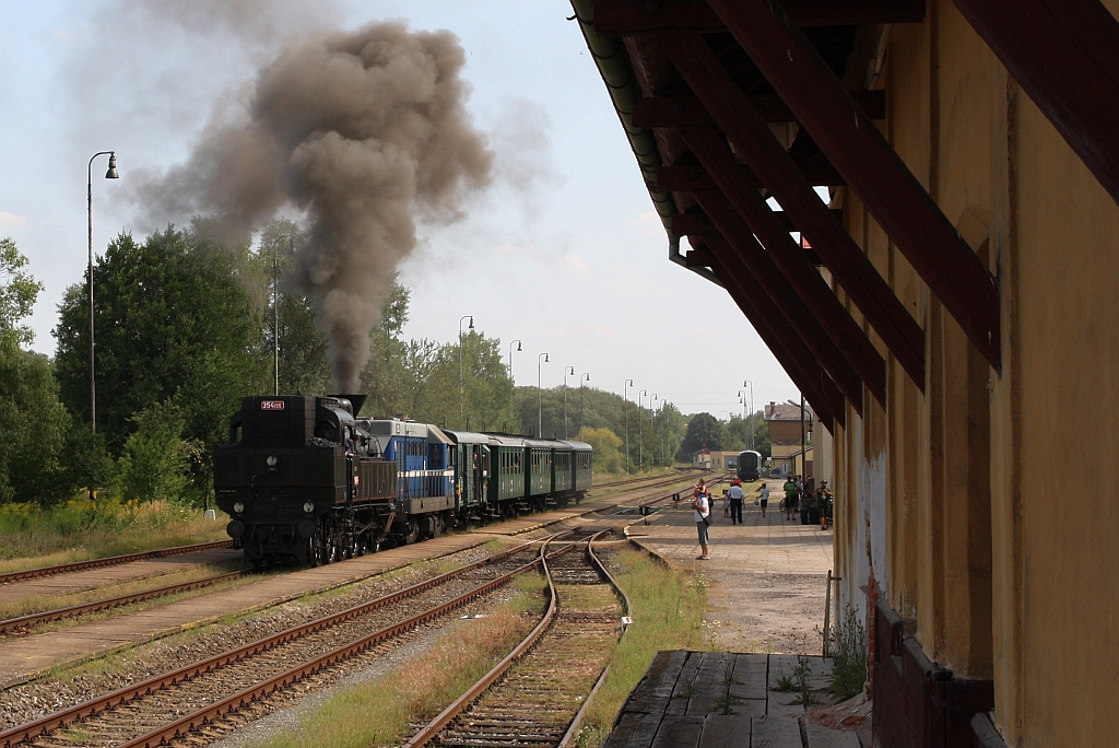 CSD 354 195 (UIC-Nr.: CZ-CD 90 54 3541 095-6) fährt am 04.August 2018 mit dem Os 28454 (Trebon Lazne - Veseli nad Luznici) aus dem Bahnhof Trebon.