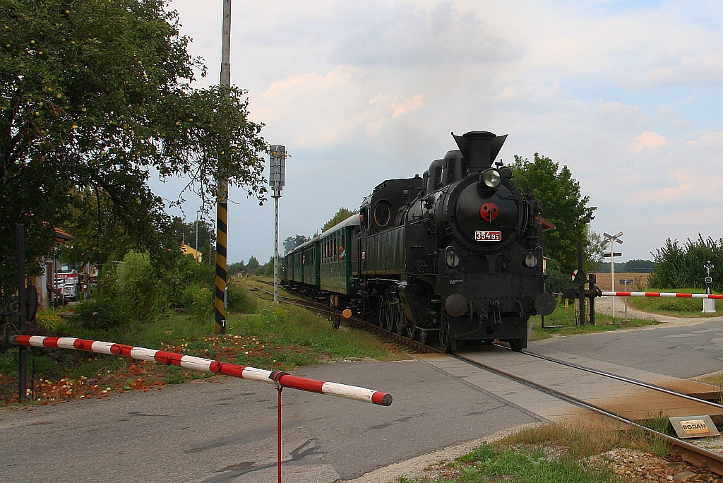 CSD 354 195 (UIC-Nr.: CZ-CD 90 54 3541 095-6) fährt am 04.August 2018 mit dem Os 28457 (Veseli nad Luznici - Trebon) aus dem Bahnhof Lomnice nad Luznice am 04.August 2018. 