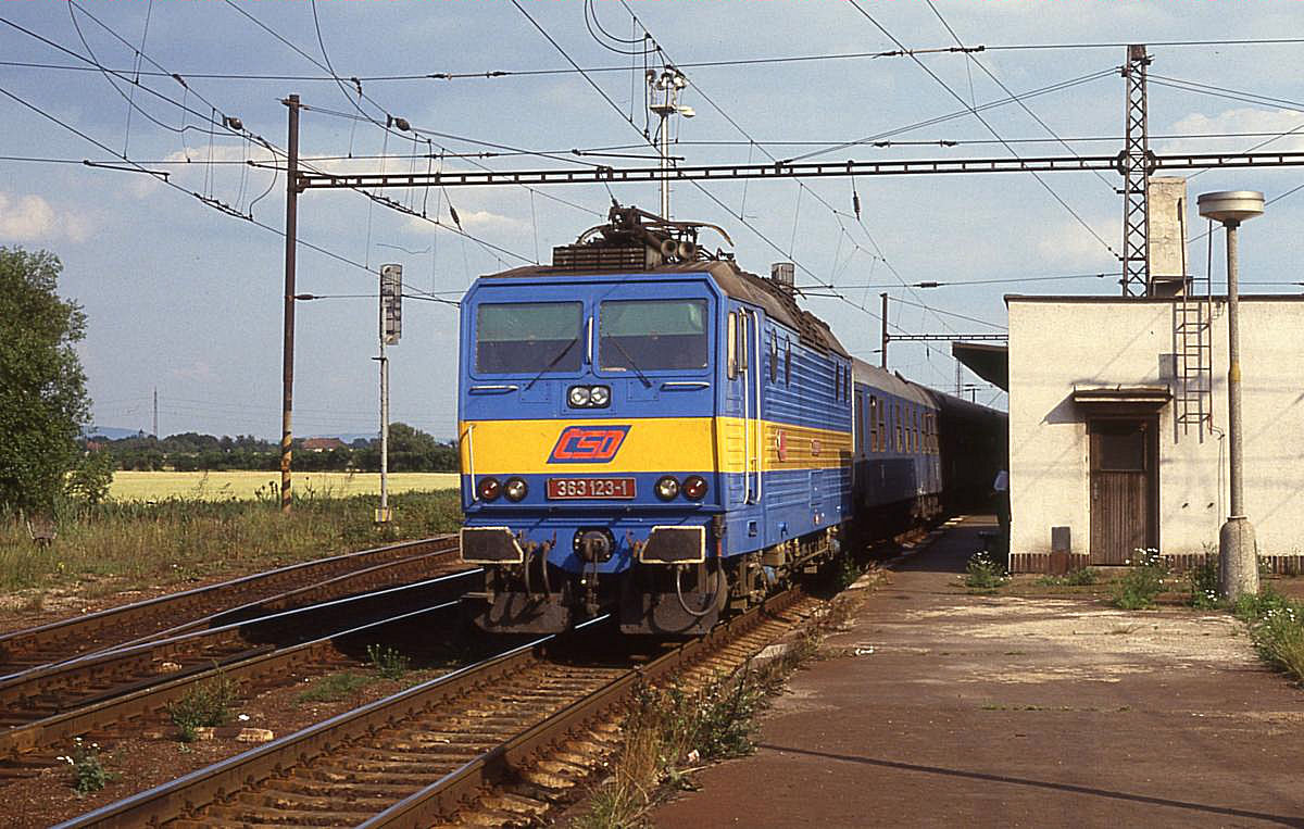 CSD 363123 mit dem D 476 Istropolitan nach Hamburg um 17.27 Uhr am 29.6.1992 im 
Bahnhof Kutna Hora.