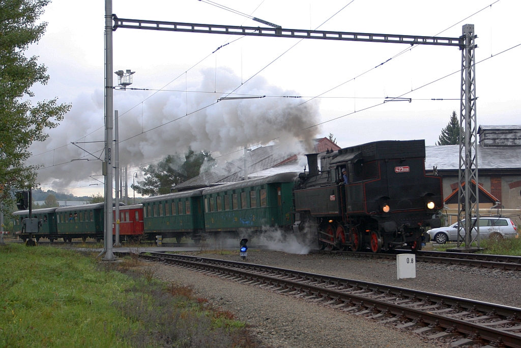 CSD 423 009  (CD 90 54 4230 009-1) am 05.Oktober 2019 mit dem Os 11805 nach Slatinany beim ehemaligem Betriebswerk im Bahnhof Chocen.