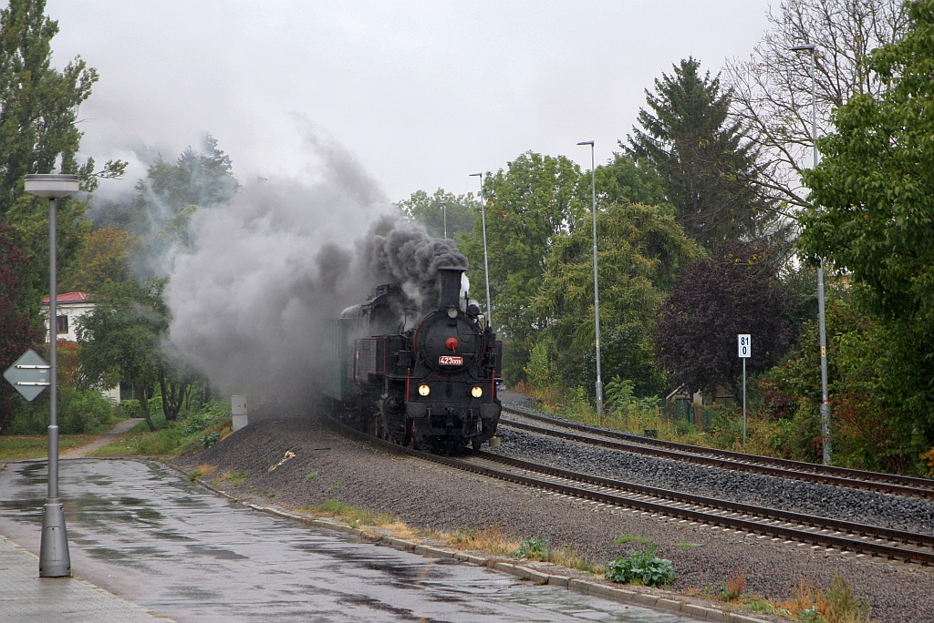 CSD 423 009  (CD 90 54 4230 009-1) am 05.Oktober 2019 mit dem Os 11805 (Chocen - Slatinany) kurz vor dem Bahnhof Chrudim.