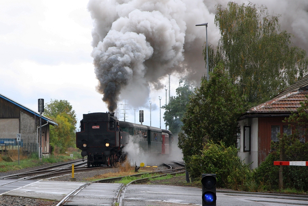 CSD 423 009 (CD 90 54 4230 009-1) fährt am 05.Oktober 2019 mit dem Os 11814 nach Borohradek aus dem Bahnhof Slatinany.