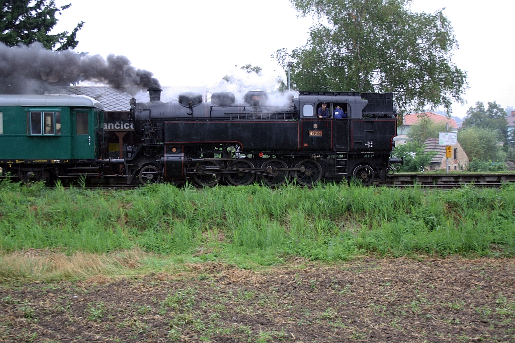 CSD 433 001 (CD 90 54 3 991 007-6) fährt am 07.September 2019 mit dem Os 11959 (Oslavany - Strelice) durch die Haltestelle Ivancice mesto.