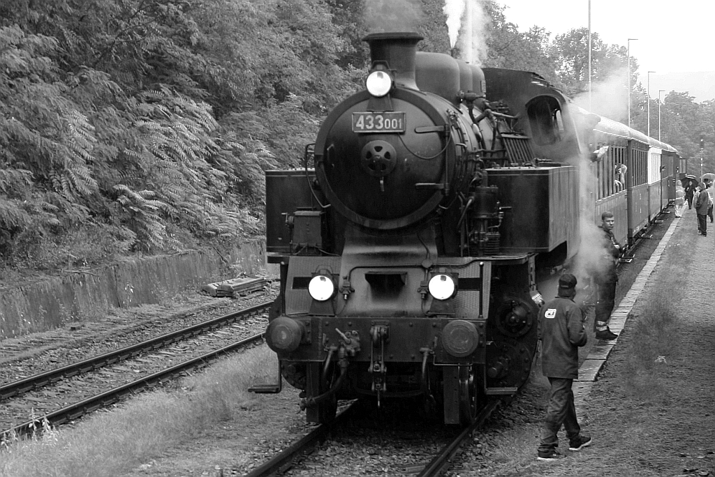 CSD 433 001 (CD 90 54 3 991 007-6) am 07.September 2019 vor dem Os 11960 (Strelice - Oslavany) im Bahnhof Moravske Branice.