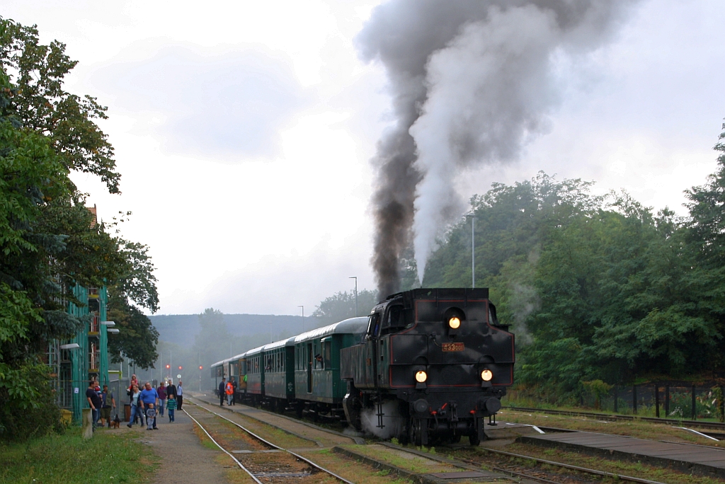 CSD 433 001 (CD 90 54 3 991 007-6) am 07.September 2019 mit dem Os 11963 (Oslavany - Brno hl.n.) im Bahnhof Moravske Branice.