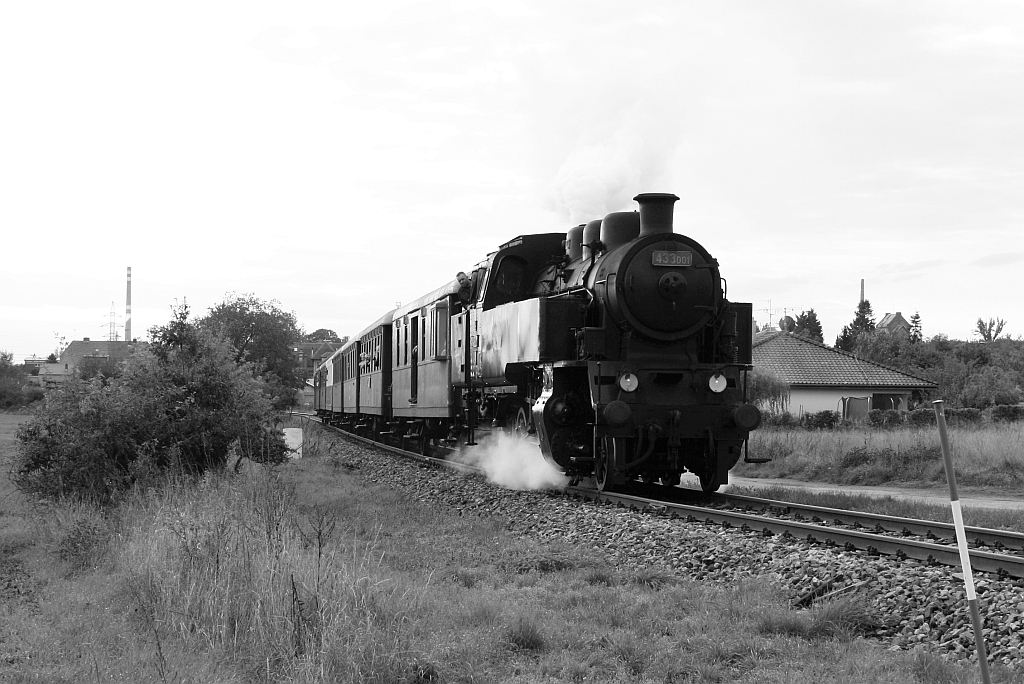 CSD 433 001 (CD 90 54 3 991 007-6) am 27.September 2025 mit dem Os 14660 (Breclav - Lednice)
zwischen Postorna und Charvatska Nova Ves beim Strecken-Km 3,0.