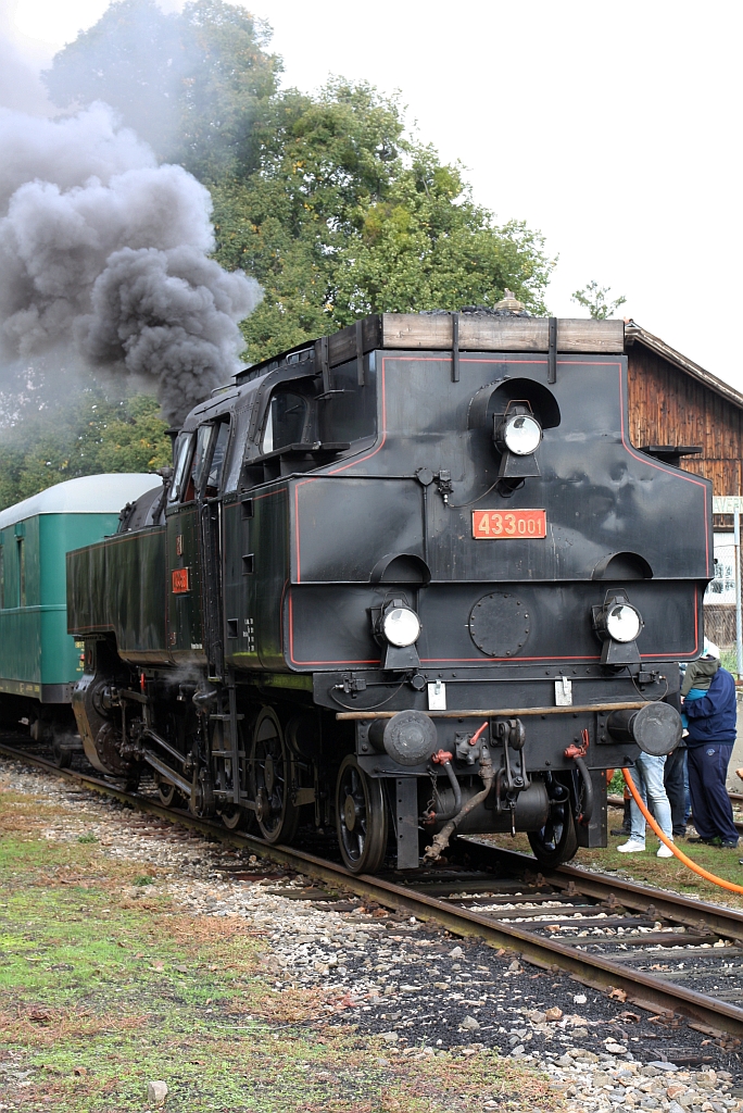 CSD 433 001 (CD 90 54 3 991 007-6) am 27.September 2025 vor dem Os 14661 nach Breclav in Lednice.