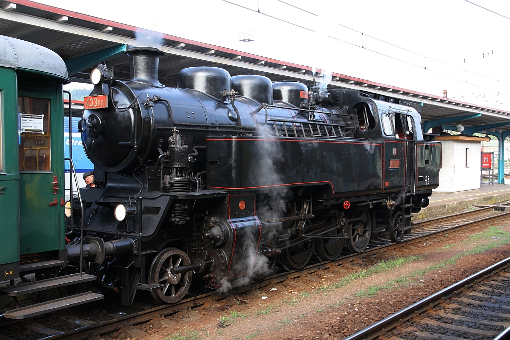 CSD 433 001 (CZ-CD 90 54 3 991 007-6) am 21.Juli 2018 vor dem Os 20015 (Ceska Trebova - Hanusovice) im Bahnhof Ceska Trebova.