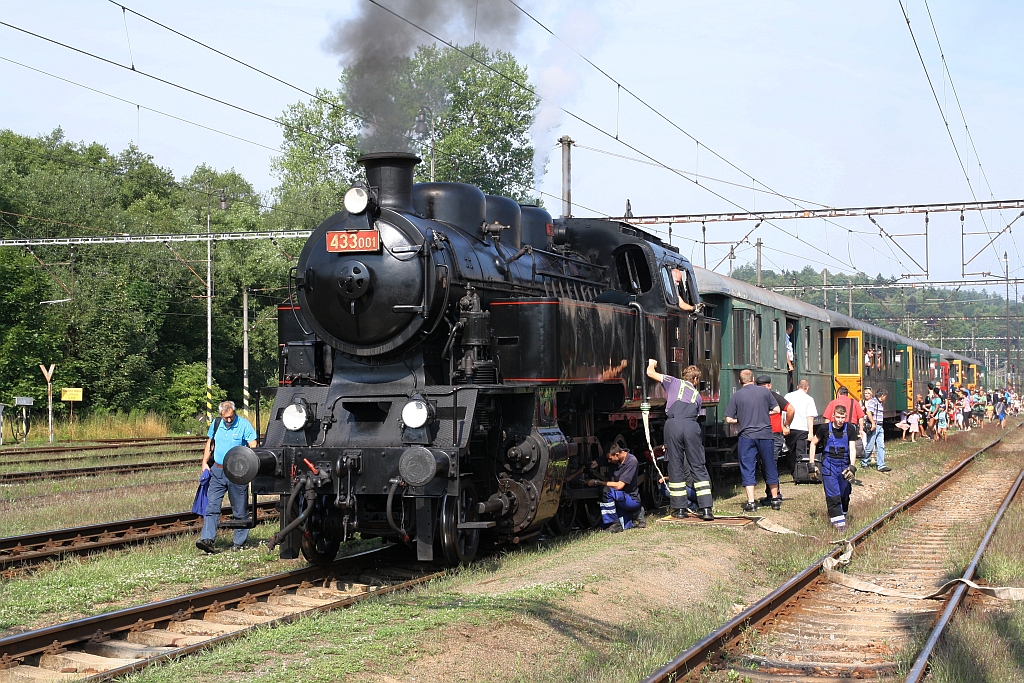 CSD 433 001 (CZ-CD 90 54 3 991 007-6) am 21.Juli 2018 mit dem Os 20015 (Ceska Trebova - Hanusovice) beim Wassernehmen im Bahnhof Letohrad. Der Os 20015/20016 verkehrt wie ein Personenzug mit Halt in allen Stationen und wird von der Bevölkerung rege in Anspruch genommen.