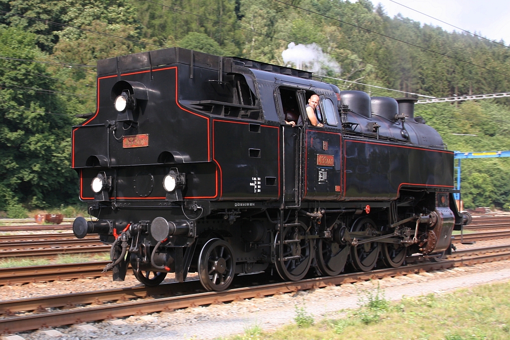 CSD 433 001 (CZ-CD 90 54 3 991 007-6) am 21.Juli 2018 beim Stürzen des Os 200165 (Hanusovice - Ceska Trebova) im Bahnhof Usti nad Orlici.