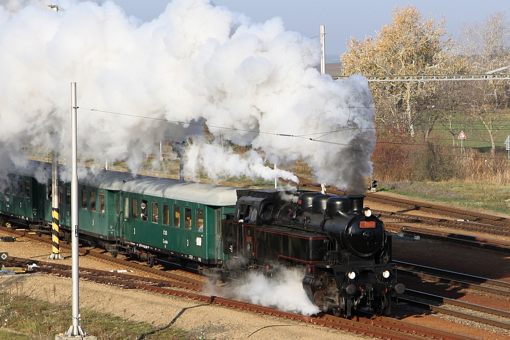 CSD 433 001 (CZ-CD 90 54 3 991 007-6) fährt am 17.November 2018 mit dem Os 11873 (Brno hl.n. – Lednice) aus dem Bahnhof Zajeci.