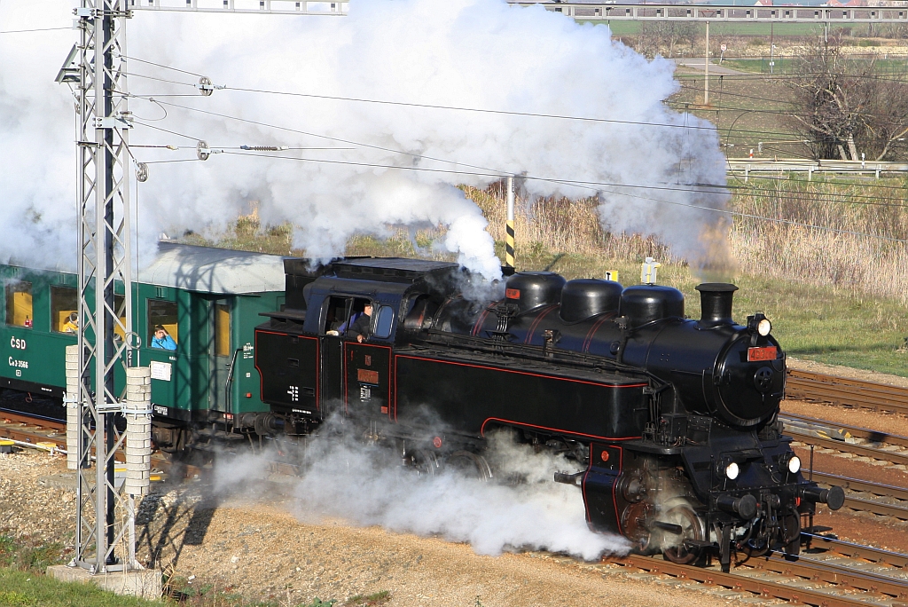 CSD 433 001 (CZ-CD 90 54 3 991 007-6) fährt am 17.November 2018 mit dem Os 11873 (Brno hl.n. – Lednice) aus dem Bahnhof Zajeci.