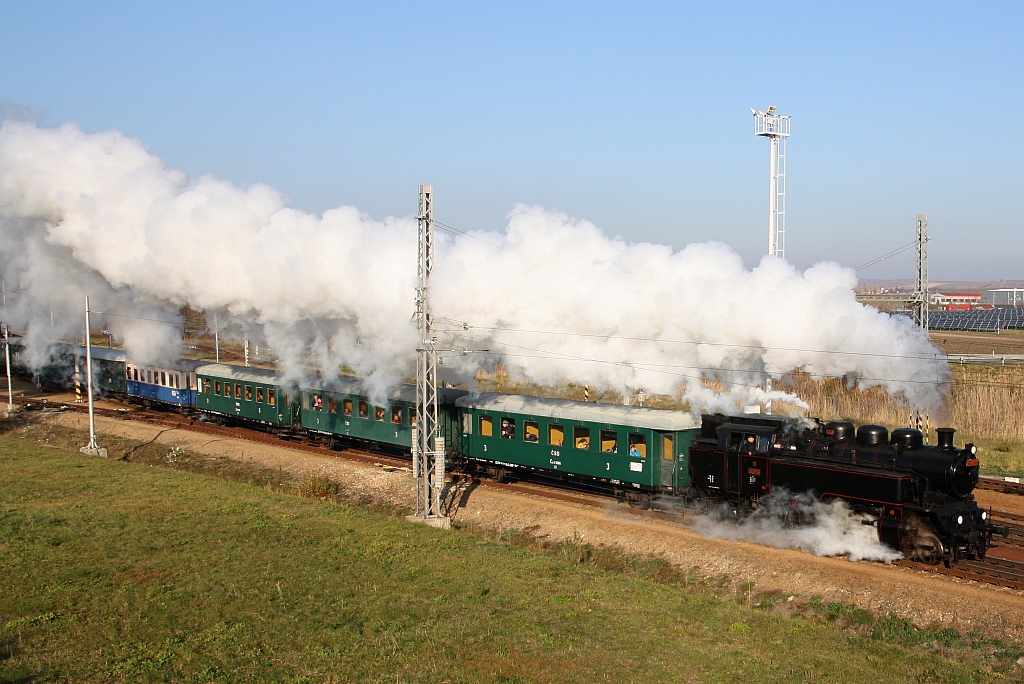 CSD 433 001 (CZ-CD 90 54 3 991 007-6) fährt am 17.November 2018 mit dem Os 11873 (Brno hl.n. – Lednice) aus dem Bahnhof Zajeci.