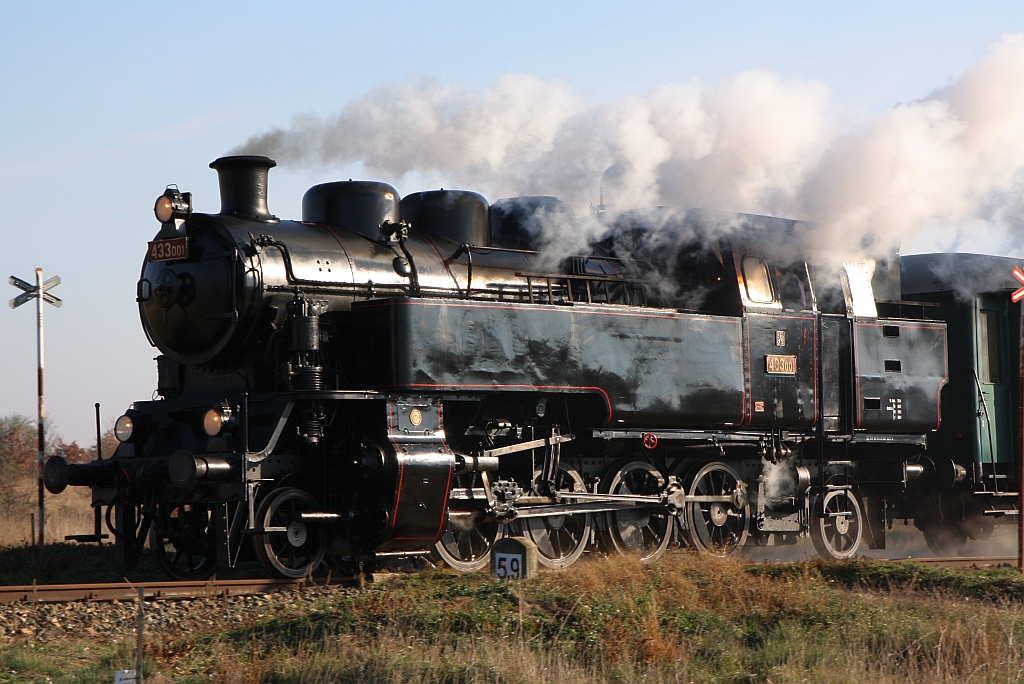 CSD 433 001 (CZ-CD 90 54 3 991 007-6) am 17.November 2018 vor dem Os 11873 (Brno hl.n. – Lednice) beim Strecken-Km 5,9 der Strecke Bori Les - Lednice.
