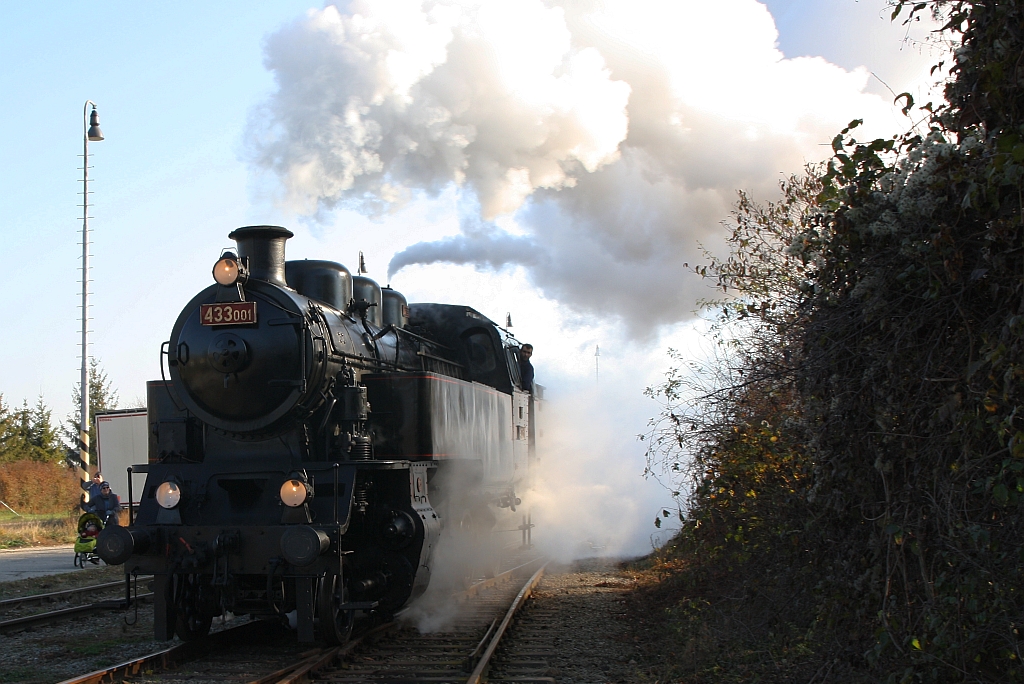 CSD 433 001 (CZ-CD 90 54 3 991 007-6) am 17.November 2018 im Bahnhof Lednice.