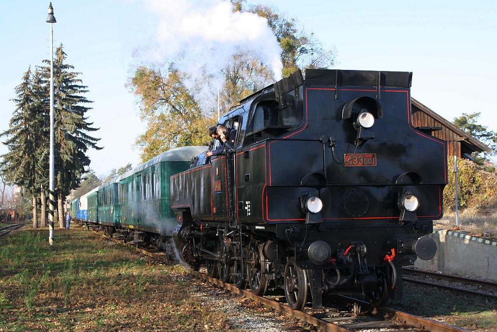 CSD 433 001 (CZ-CD 90 54 3 991 007-6) am 17.November 2018 mit dem Os 11875 nach Breclav im Bahnhof Lednice.