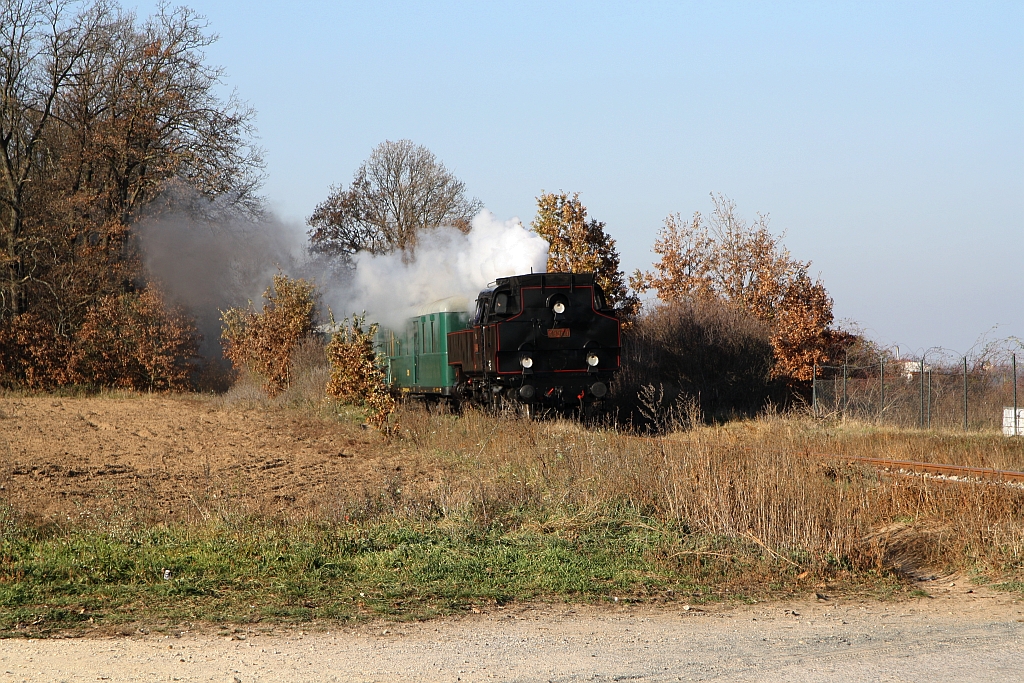 CSD 433 001 (CZ-CD 90 54 3 991 007-6) am 17.November 2018 mit dem Os 11875 (Lednice - Breclav) auf der Strecke Bori Les - Lednice nahe der Haltestelle Charvatska Nova Ves.
