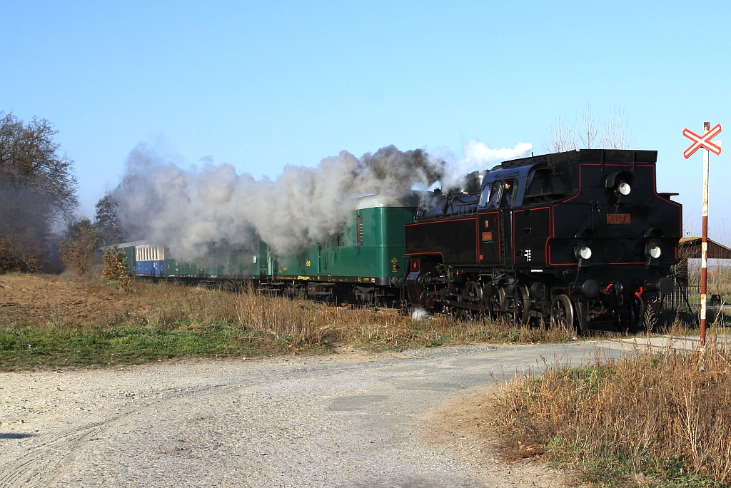 CSD 433 001 (CZ-CD 90 54 3 991 007-6) am 17.November 2018 mit dem Os 11875 (Lednice - Breclav) auf der Strecke Bori Les - Lednice nahe der Haltestelle Charvatska Nova Ves.
