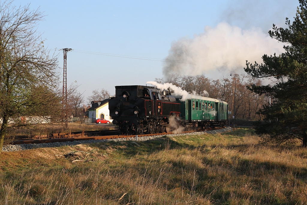 CSD 433 001 (CZ-CD 90 54 3 991 007-6) am 17.November 2018 mit dem Os 11876 (Breclav - Lednice) auf der Strecke Bori Les - Lednice kurz nach dem Bahnhof Bori Les.