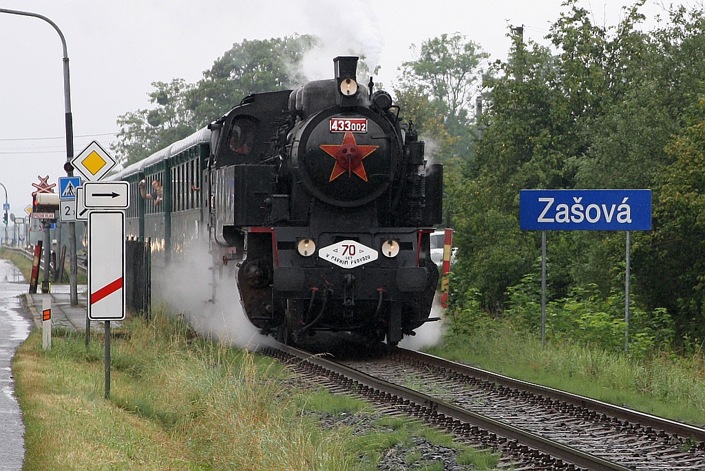 CSD 433 002 (UIC-Nr. CZ-CD 90 54 4330 002-5) fährt am 11.August 2018 mit dem Os 28827 von Valasske Mezirici nach Roznov pod Radhostem aus der Haltestelle Zasova.