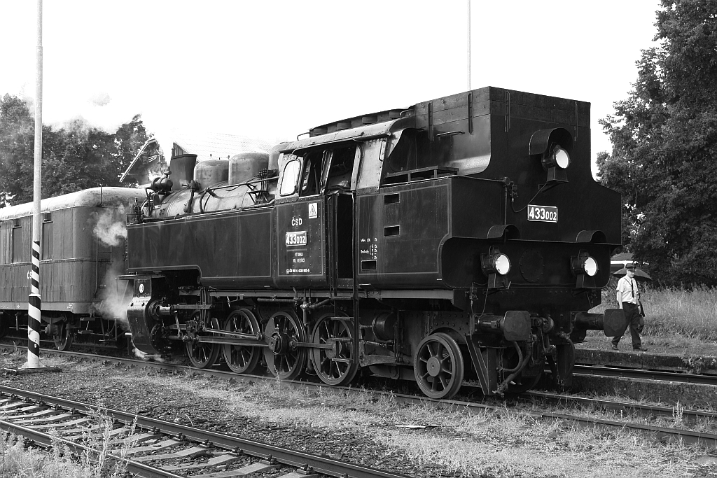 CSD 433 002 (UIC-Nr. CZ-CD 90 54 4330 002-5) am 11.August 2018 vor dem Os 28828 nach Valasske Mezirici im Bahnhof Roznov pod Radhostem.