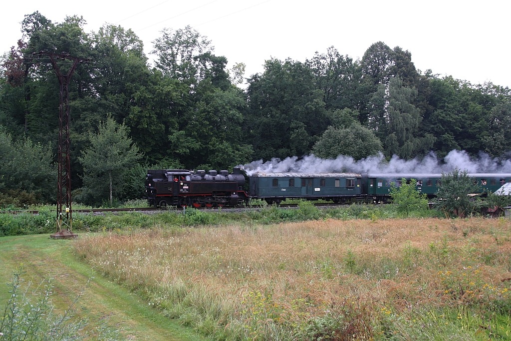 CSD 433 002 (UIC-Nr. CZ-CD 90 54 4330 002-5) am 11.August 2018 mit dem Os 28828 (Roznov pod Radhostem - Valasske Mezirici) kurz nach der Haltestelle Hrachovec.