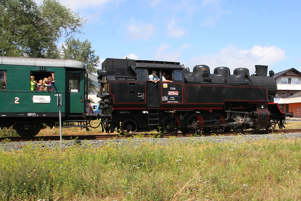 CSD 433 002 (UIC-Nr. CZ-CD 90 54 4330 002-5) am 11.August 2018 vor dem Os 28829 von Valasske Mezirici kurz vor dem Endbahnhof Roznov pod Radhostem.