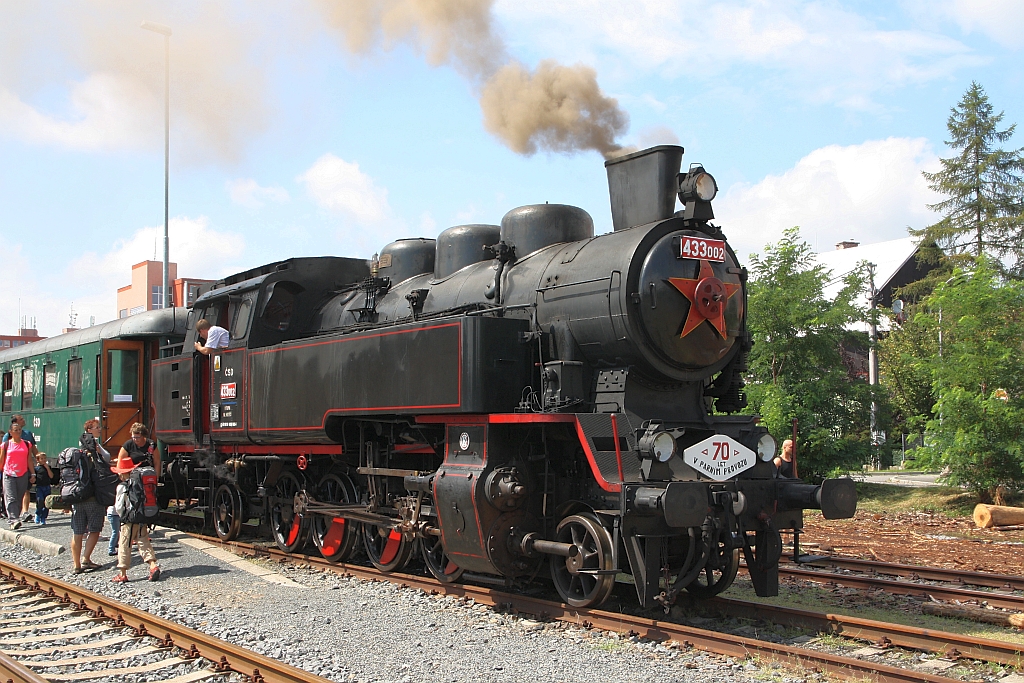 CSD 433 002 (UIC-Nr. CZ-CD 90 54 4330 002-5) am 11.August 2018 nach der Ankunft mit dem Os 28829 von Valasske Mezirici im Endbahnhof Roznov pod Radhostem.