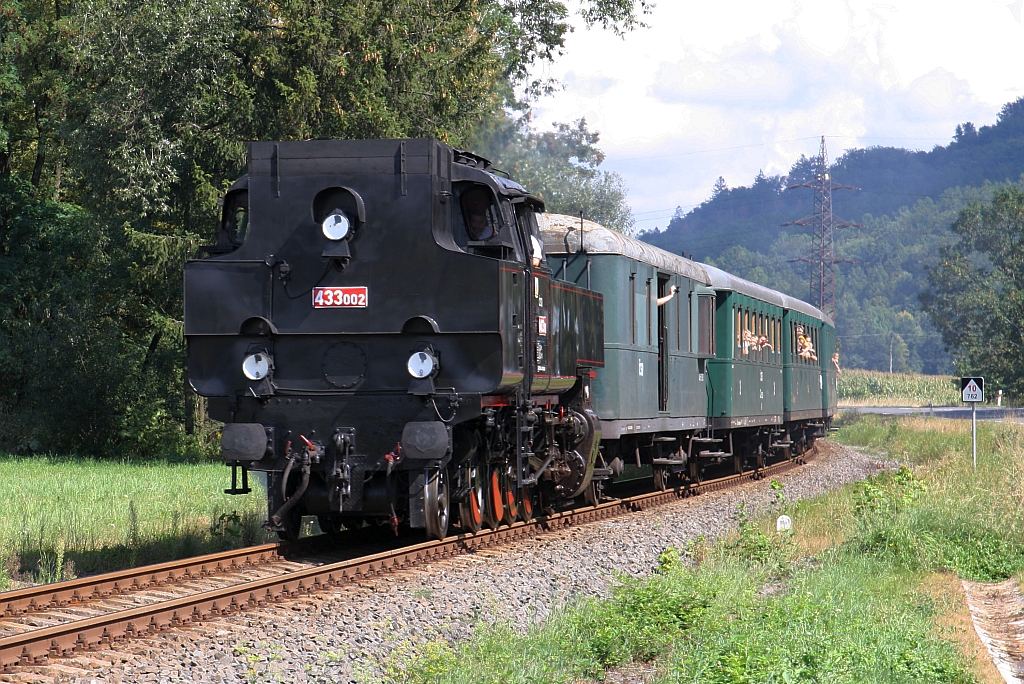 CSD 433 002 (UIC-Nr. CZ-CD 90 54 4330 002-5) am 11.August 2018 mit dem Os 28830 (Roznov pod Radhostem - Valasske Mezirici) kurz vor der Haltestelle Zubri.