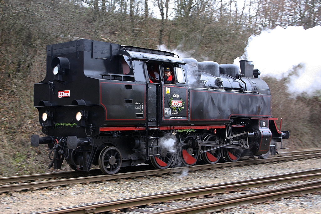 CSD 433 002 (UIC-Nr. CZ-CD 90 54 4330 002-5) am 01.Dezember 2018 im Bahnhof Valasske Klobouky.